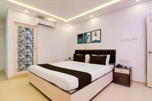 a bedroom with a large bed in a room at Hotel O Acroview in Ballygunge