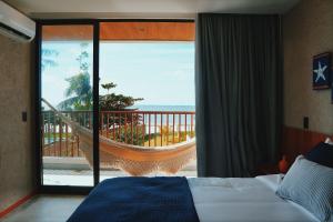 - une chambre avec un hamac et une vue sur l'océan dans l'établissement Casa Pé na Areia | Rooftop, 5 suítes, piscina, à Barra do Camaragibe 31 autres photos