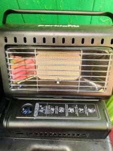 リンカーンにあるSmall Rosie River Glamping Pod for 2のラック付きストーブのフロントグリル +15枚の写真