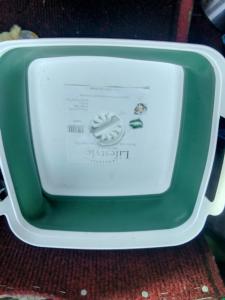 リンカーンにあるSmall Rosie River Glamping Pod for 2の皿が乗った緑と白のトレイ