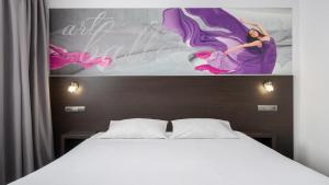 Katil atau katil-katil dalam bilik di B&B HOTEL Bytom +70 gambar