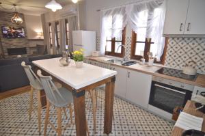 Kuchyň nebo kuchyňský kout v ubytování Apozari Xenias Apt