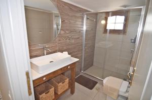 Koupelna v ubytování Apozari Xenias Apt + 52 fotografií