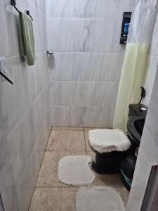 Et badeværelse på Casa bem localizada na Cidade Nova + 1 billede