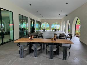 Restoran või mõni muu söögikoht majutusasutuses Апартаменты у океана пляж Бангтао Title Legendary Bangtao