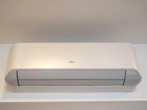 un horno microondas blanco sentado en la parte superior de un estante en Caruggio al mare, en Savona