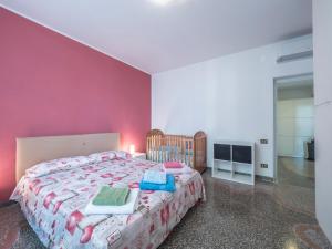 Un dormitorio con una cama grande con una pared roja. en Caruggio al mare, en Savona
