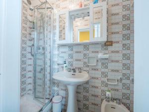 Un baño con lavabo y ducha en Caruggio al mare, en Savona 26 fotos más