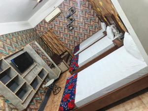 海得拉巴Safari Guest House的从上方俯视一张系着带子的床