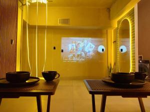 dos mesas con cuencos encima en una habitación en Amber Apartment at Downtown, en Chihuahua