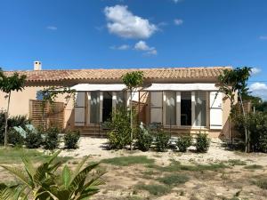 a house with a garden in front of it at La Cigale Et La Fourmi in Les Taillades
