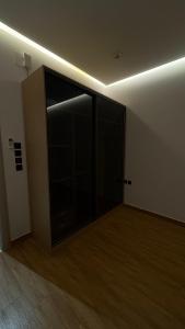 une pièce vide avec une grande porte en verre dans l'établissement شقة أنيقة دخول ذاتي, à Haïl