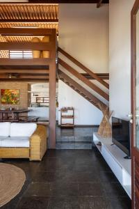 ein Schlafzimmer mit Hochbett und Fernseher in der Unterkunft Casa Maré | Pé na Areia em Praia Bonita/AL in Barra de São Miguel