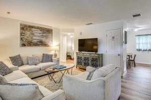 een woonkamer met twee banken en een tv bij Game Room, Yard Home 3 Mi to Daytona Beach! in Holly Hill