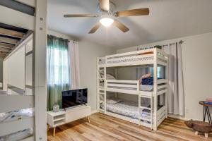 een slaapkamer met een stapelbed en een plafondventilator bij Game Room, Yard Home 3 Mi to Daytona Beach! in Holly Hill