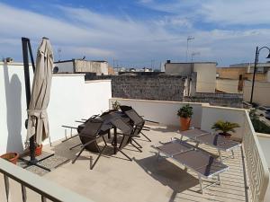 Un balcón o terraza en La Terrazza, appartamento con terrazzo e solarium 74 fotos más
