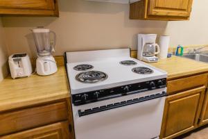 una cucina con piano cottura e frullatore su un bancone di Frio Country #15 a Concan