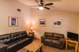 un soggiorno con mobili in pelle e ventilatore a soffitto di Frio Country #15 a Concan