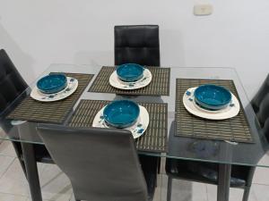 ヒラルドットにあるAcacio Living Girardotのダイニングルーム(青い皿と椅子付) +45枚の写真