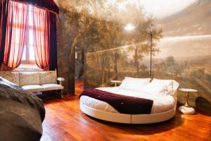 ボローニャにあるVilla Meravilleの壁に絵が飾られたベッドのある寝室