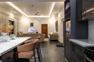 TV a/nebo společenská místnost v ubytování Serene Stay at Paradasia Hideaway