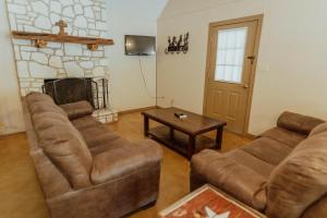 un soggiorno con due divani e un camino di Frio Country #19 a Concan