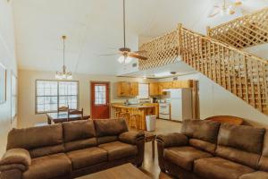 un soggiorno con due divani e una cucina di Frio Country #19 a Concan