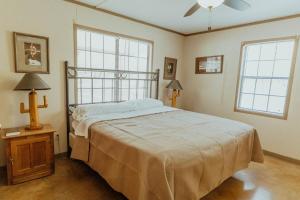 una camera con un grande letto e due finestre di Frio Country #19 a Concan