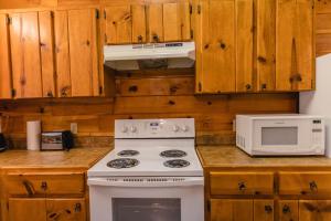 una cucina con piano cottura bianco e forno a microonde di Frio Country #20 a Concan