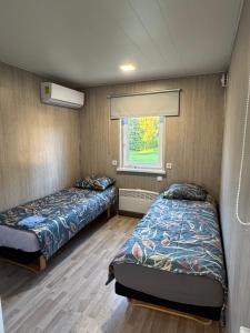 ein Schlafzimmer mit zwei Betten und einem Fenster darin in der Unterkunft Teenuse loft 2 in Teenuse