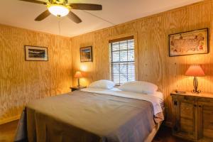 una camera da letto con un letto e un ventilatore a soffitto di Frio Country #21 a Concan