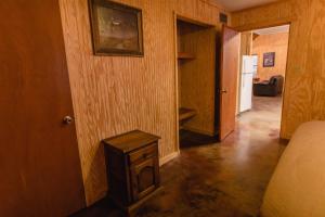 un soggiorno con corridoio e tavolo di Frio Country #21 a Concan Altre 11 foto