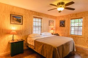 una camera da letto con un letto e un ventilatore a soffitto di Frio Country #21 a Concan