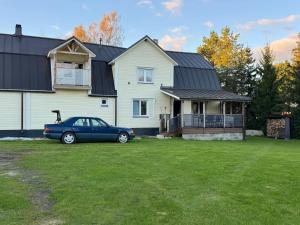 ein blaues Auto, das vor einem Haus geparkt ist in der Unterkunft Teenuse loft 2 in Teenuse + 16 Fotos