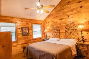 una camera da letto con un letto e un ventilatore a soffitto di Frio Country #20 a Concan Altre 21 foto