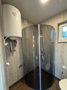 eine Dusche im Bad mit einer Duschkabine aus Glas in der Unterkunft Teenuse loft 2 in Teenuse