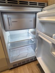 einem leeren Kühlschrank mit offener Tür in der Küche in der Unterkunft Teenuse loft 2 in Teenuse