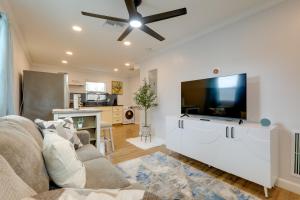 ein Wohnzimmer mit einem großen Flachbildfernseher in der Unterkunft 4 Mi to Beach and Rosemary Square Convenient Home in Riviera Beach