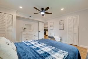 Schlafzimmer mit einem blauen Bett und einem Deckenventilator in der Unterkunft 4 Mi to Beach and Rosemary Square Convenient Home in Riviera Beach