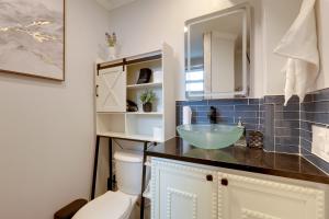 ein Badezimmer mit Waschbecken und Toilette in der Unterkunft 4 Mi to Beach and Rosemary Square Convenient Home in Riviera Beach + 16 Fotos