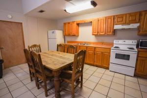 una cucina con tavolo in legno e armadi in legno di Frio Country #23 a Concan