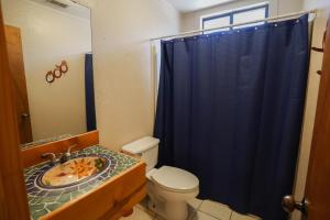 un bagno con un water e una tenda da doccia blu di Frio Country #23 a Concan