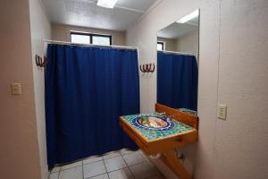 bagno con tenda doccia blu e lavandino di Frio Country #23 a Concan Altre 6 foto