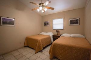 una camera da letto con due letti e un ventilatore a soffitto di Frio Country #23 a Concan