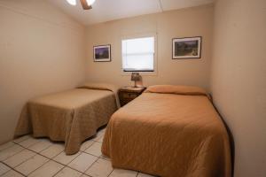 una camera da letto con due letti e una finestra di Frio Country #23 a Concan