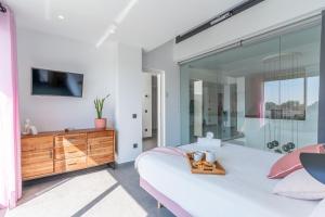 Et tv og/eller underholdning på Costa Brava Suites "Villa Ocean"