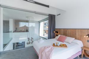 En eller flere senge i et værelse på Costa Brava Suites "Villa Ocean" + 41 billeder