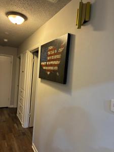 TV a/nebo společenská místnost v ubytování Sooner Nations Strawberry Hill