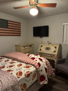 Postel nebo postele na pokoji v ubytování Sooner Nations Strawberry Hill