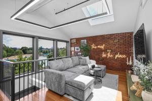 Posezení v ubytování 3BR3Bth Penthouse 2 Parking Spaces TD MIT Harvard